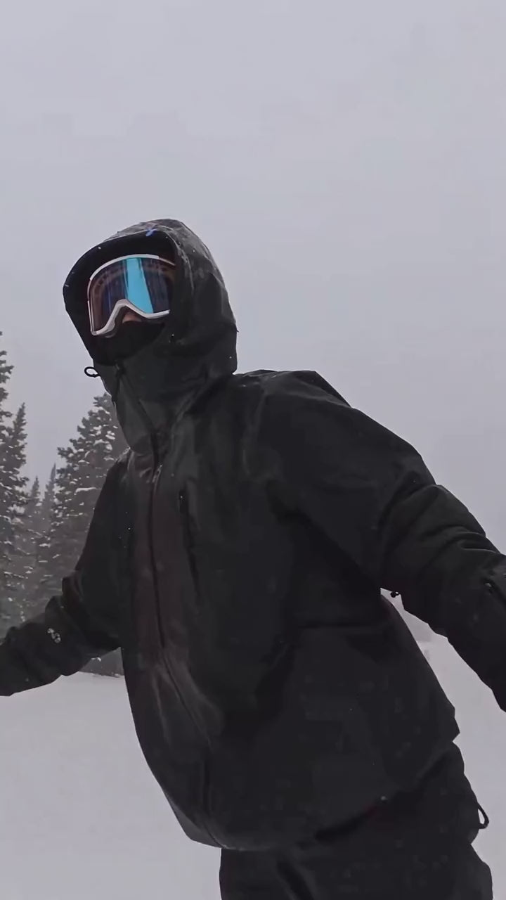 La veste KRYO change de couleur dans la neige
